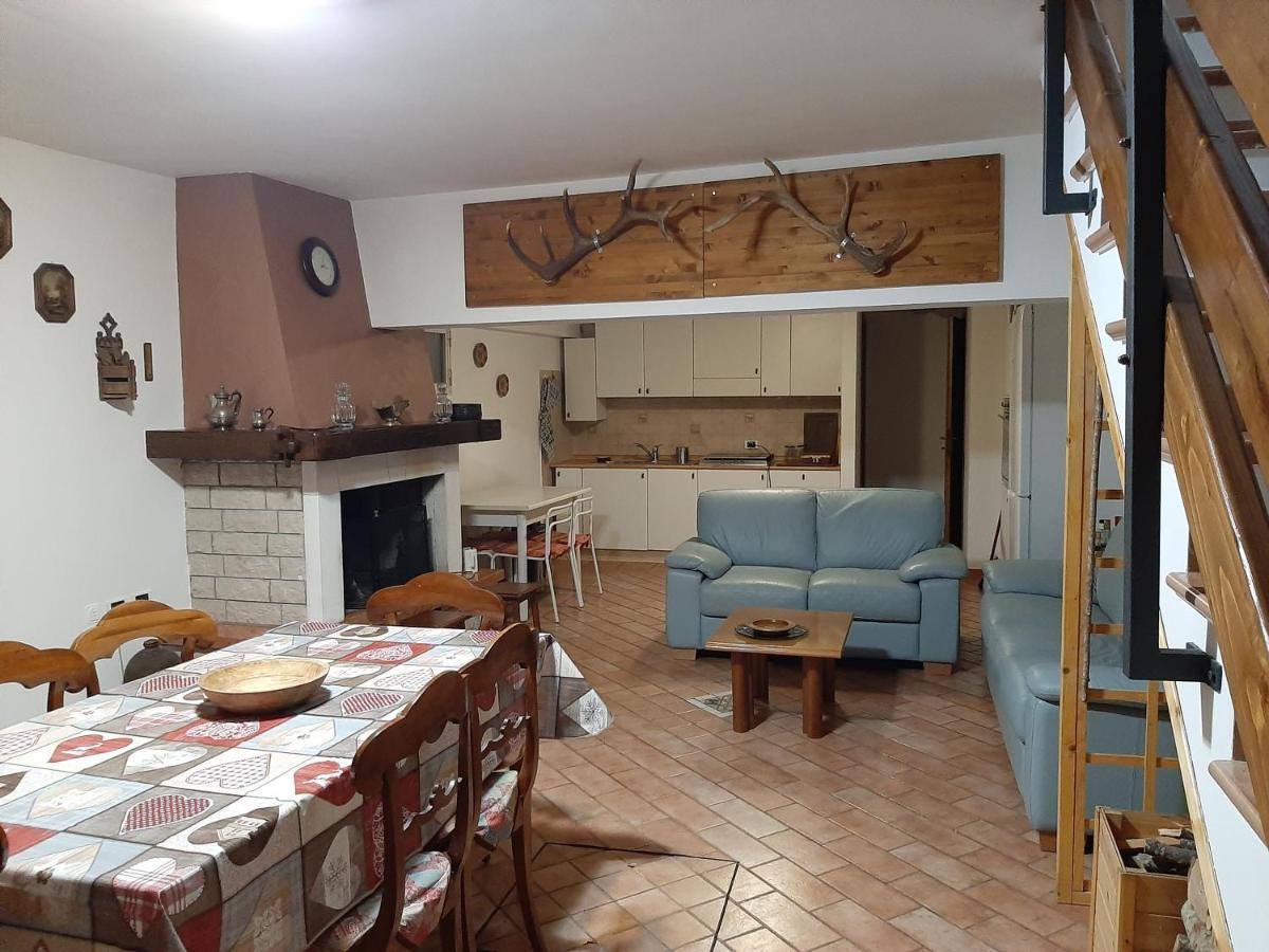 カステル・ディ・サングロ La Casa Di Walter E Rosaヴィラ エクステリア 写真